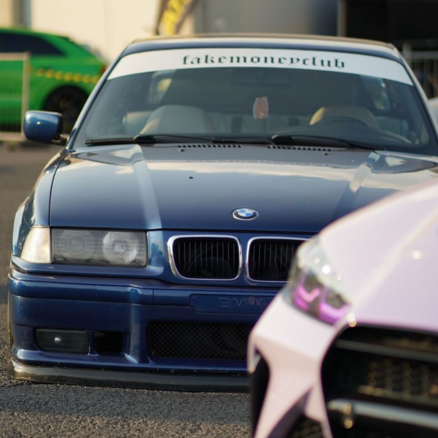 Scheibenbanner mit Aufkleber